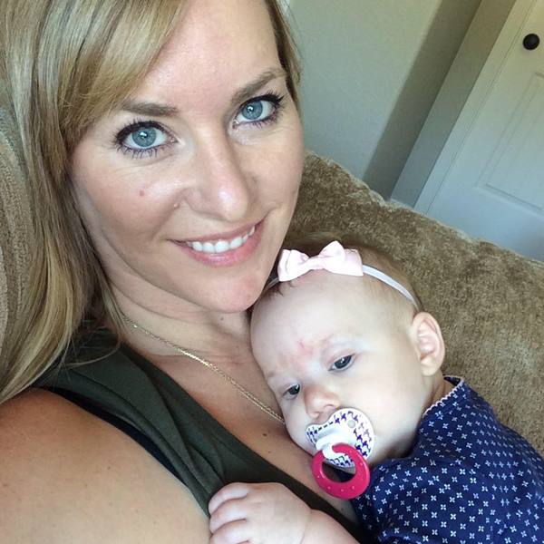 ครูอุ้มลูกของนักศึกษา