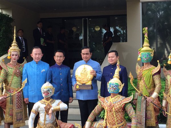 นักแสดงโขน พบนายก