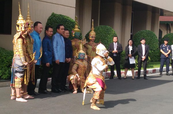 นักแสดงโขน พบนายก