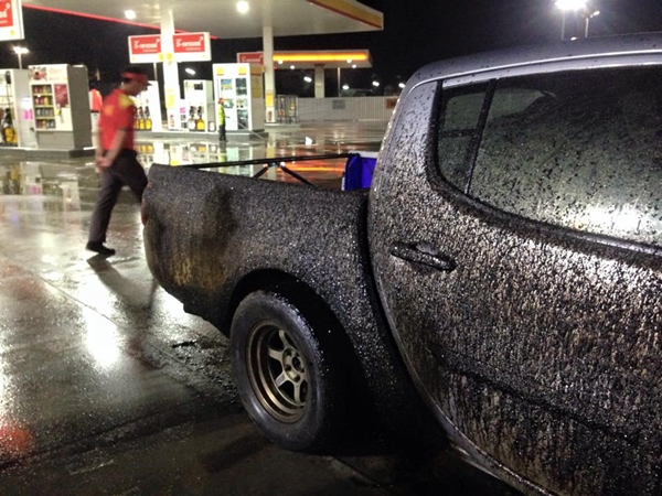 ยางมะตอยกระเด็นใส่รถ