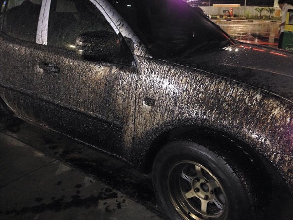 ยางมะตอยกระเด็นใส่รถ