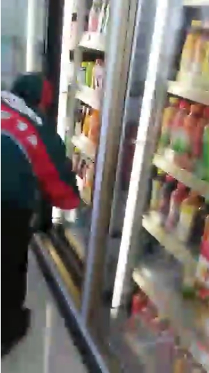 หนุ่มพิซซ่าน้ำใจงามซื้อข้าวให้ลุงจรจัด