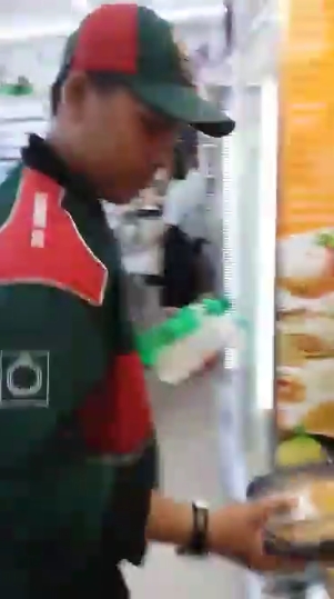 หนุ่มพิซซ่าน้ำใจงามซื้อข้าวให้ลุงจรจัด