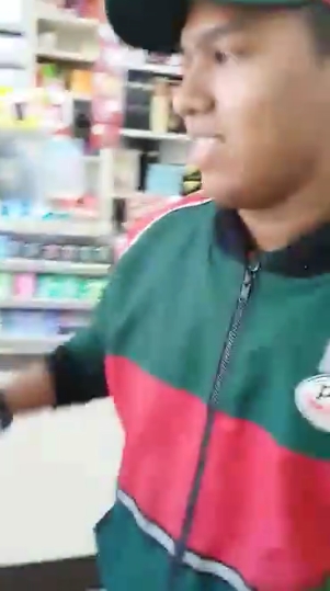 หนุ่มพิซซ่าน้ำใจงามซื้อข้าวให้ลุงจรจัด