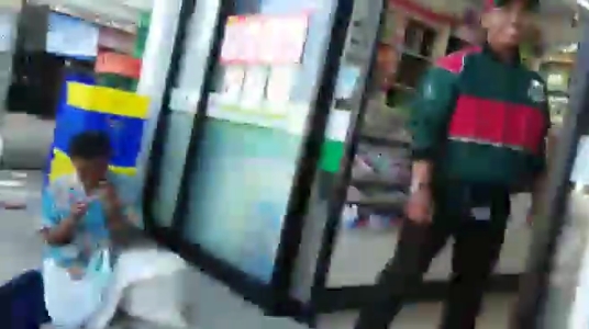 หนุ่มพิซซ่าน้ำใจงามซื้อข้าวให้ลุงจรจัด