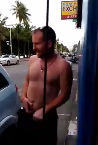 ปล่อยฝรั่งฉี่หน้าร้านค้าพัทยา