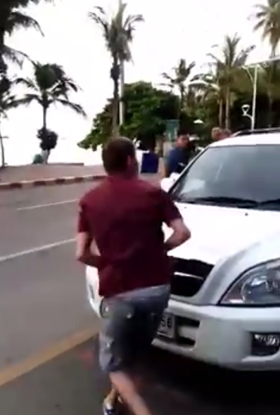 ปล่อยฝรั่งฉี่หน้าร้านค้าพัทยา