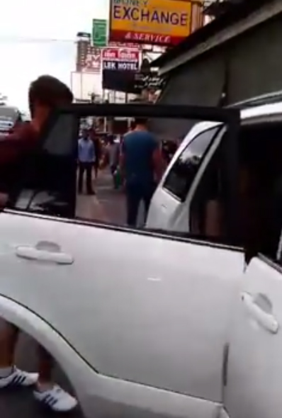 ปล่อยฝรั่งฉี่หน้าร้านค้าพัทยา