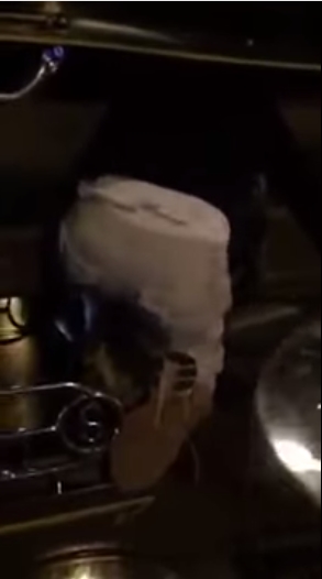 ฝรั่งเกาะท้ายรถตุ๊กตุ๊ก