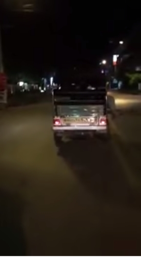 ฝรั่งเกาะท้ายรถตุ๊กตุ๊ก