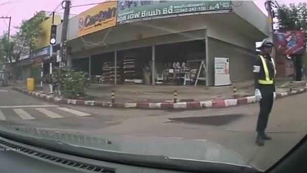 คลิปตำรวจเอามือจับปืน