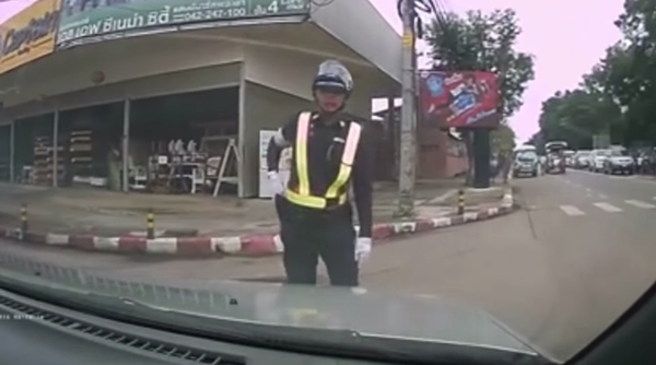 คลิปตำรวจเอามือจับปืน