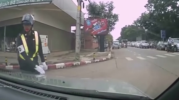 คลิปตำรวจเอามือจับปืน