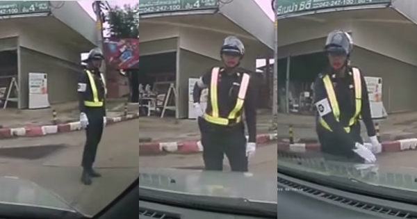 คลิปตำรวจเอามือจับปืน