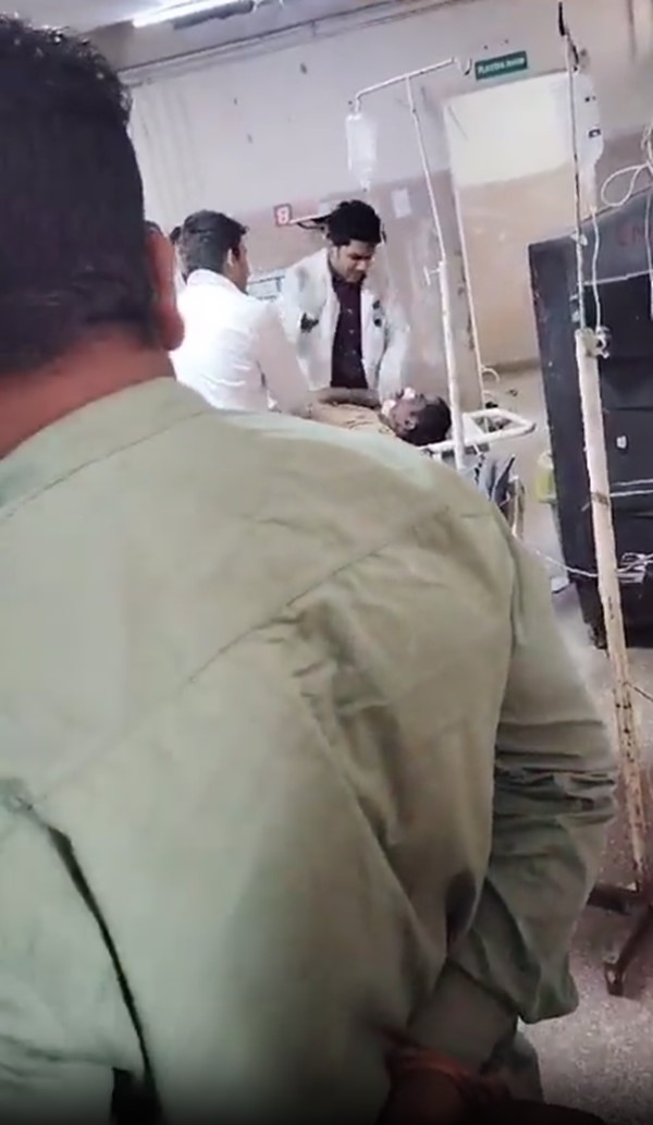 หมออินเดียตบคนไข้