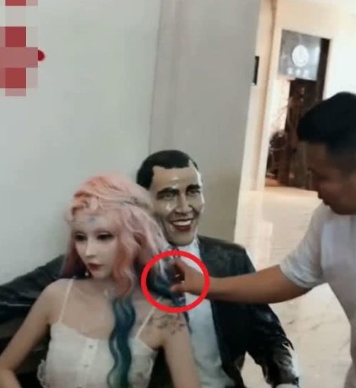 ชายมือบอน จับหุ่นจำลอง 