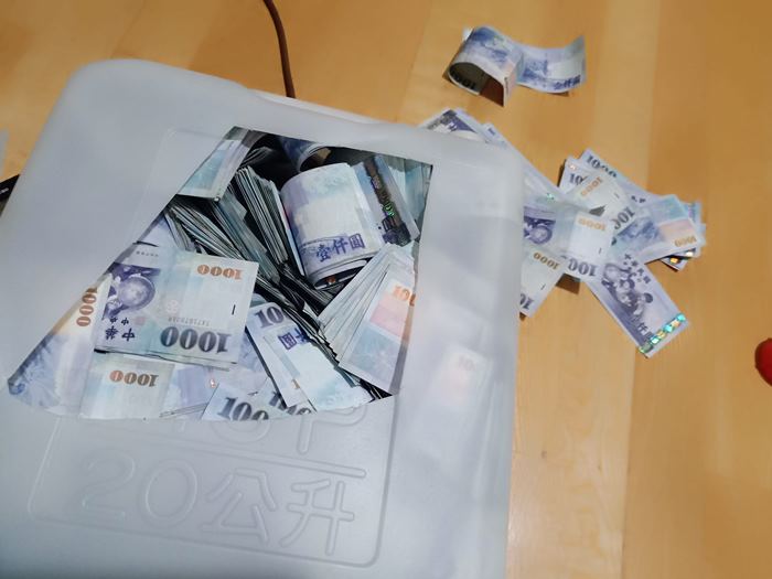 เก็บเงินใส่ถังน้ำ