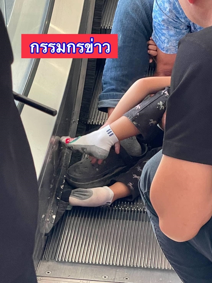 เท้าติดบันไดเลื่อน