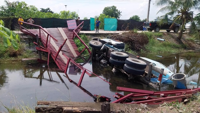 รถตกคลอง