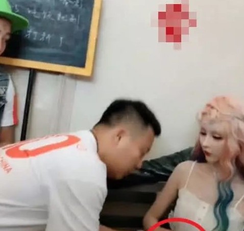 ชายมือบอน จับหุ่นจำลอง 