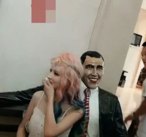 ชายมือบอน จับหุ่นจำลอง 