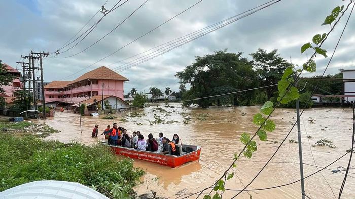 เจ้าหน้ากำลังตระเวณให้ความช่วยเหลือประชาชน จากเหตุการณ์น้ำท่วมพะเยา