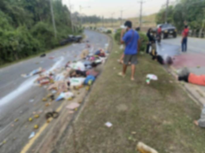 กระบะเบรกแตก แหกโค้งพลิกคว่ำ ครู - นร. เจ็บระนาว 11 คน