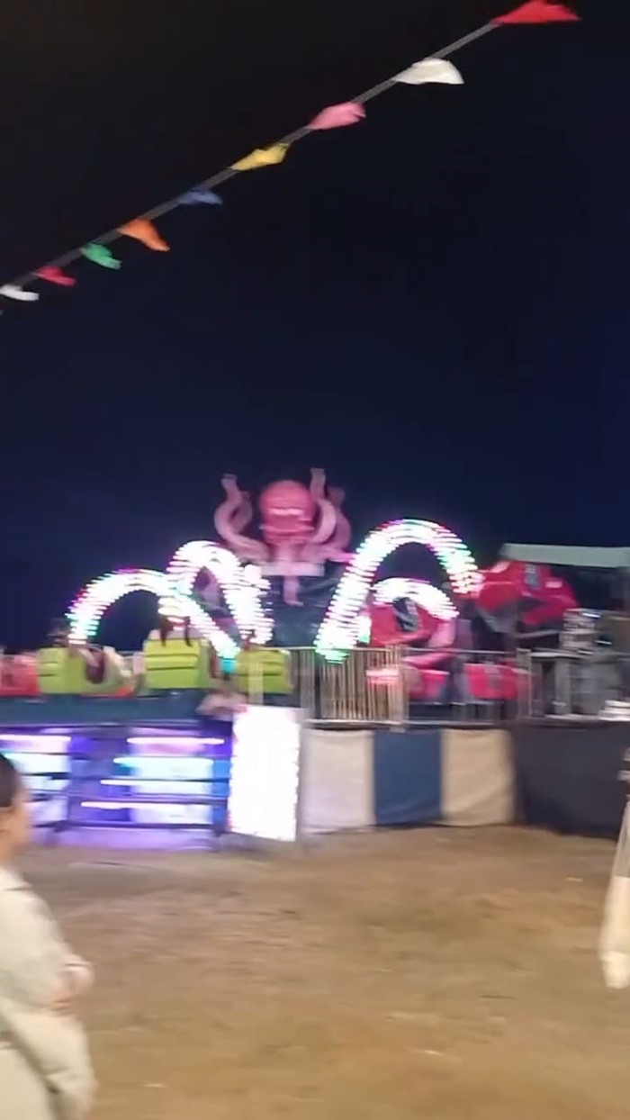 เด็กตกเครื่องเล่นปลาหมึก ชี้ไม่ได้ล็อกบาร์เหล็ก