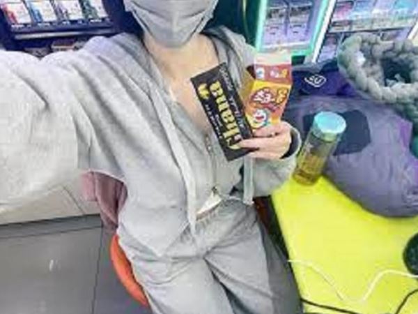 แคชเชียร์สาวแหวกเสื้อไลฟ์สยิว