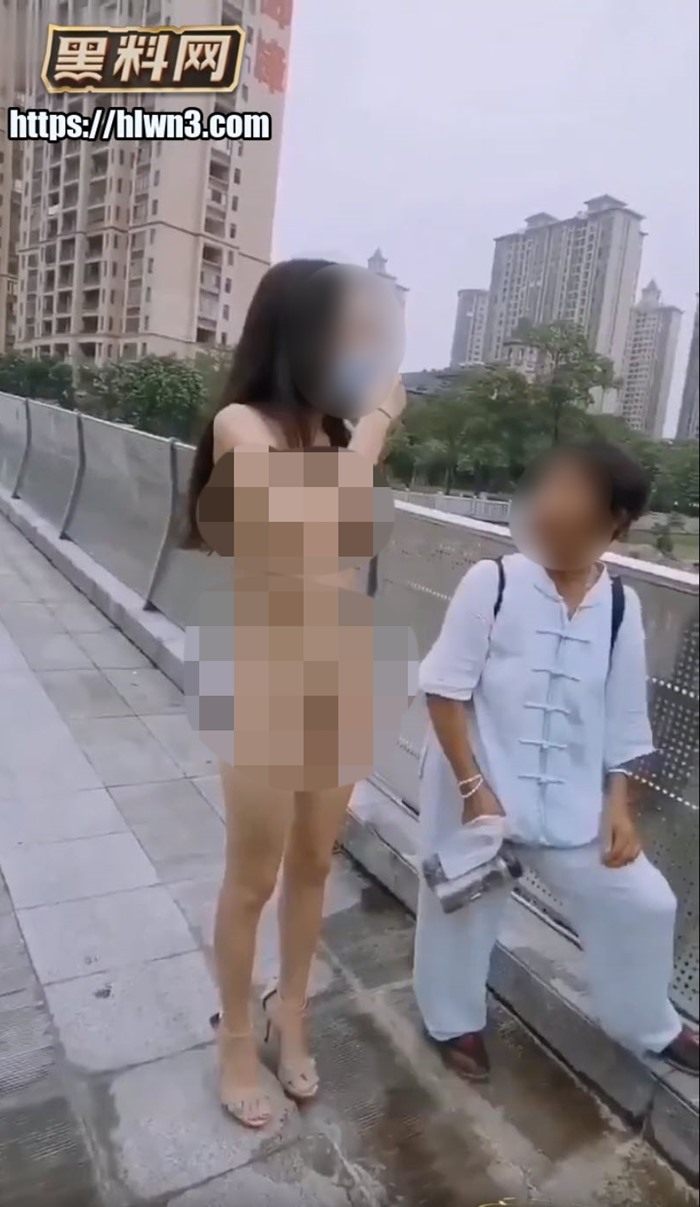 สาวทำคลิป 18+ เดินเปลือยกายในสวน พีคเจอป้าช็อตฟีล