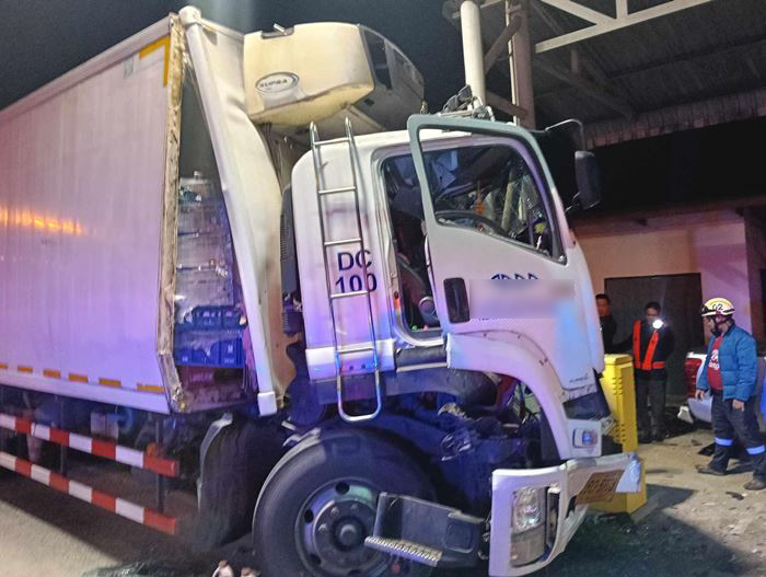 คนขับ 10 ล้อพุ่งชนด่าน เมียตาย