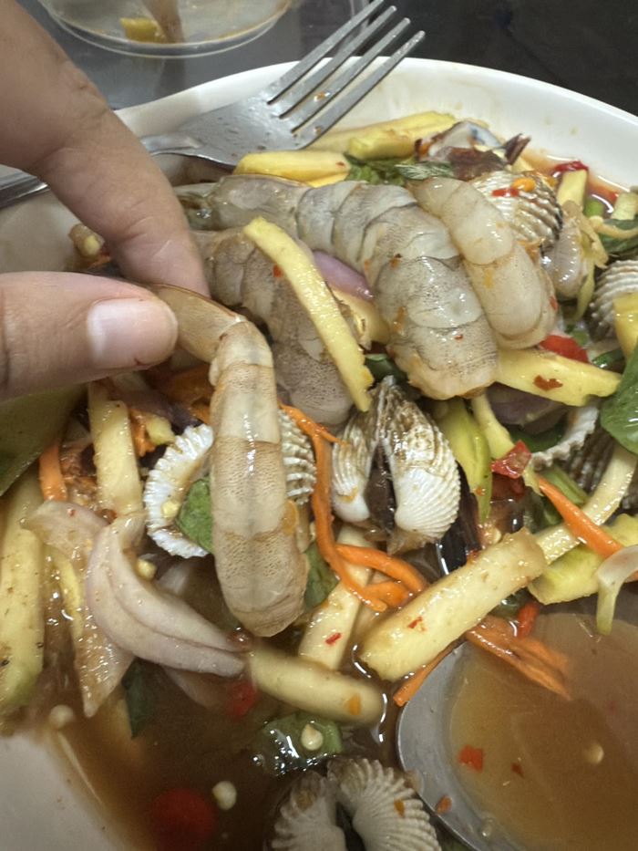 ยำมะม่วงกุ้งสด ทำไมไม่เอา เส้นดำหลังกุ้งออก