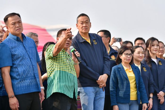 ทักษิณกลับบ้านจันทร์ส่องหล้า