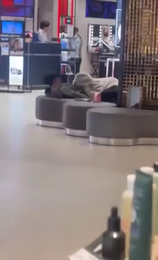 คู่รักใจกล้ากลางห้าง