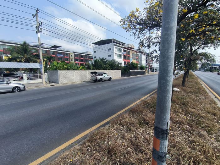 รั้วทับทางเท้า