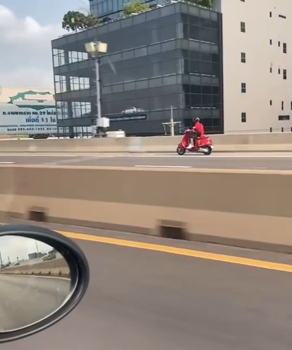 มอเตอร์ไซค์ย้อนศรบนทางด่วน