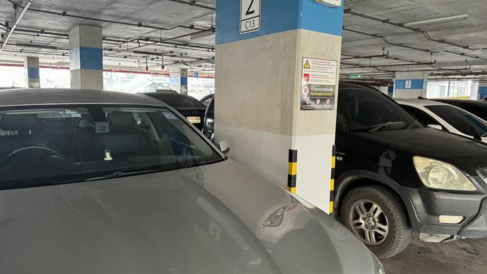 ที่จอดรถแคบ