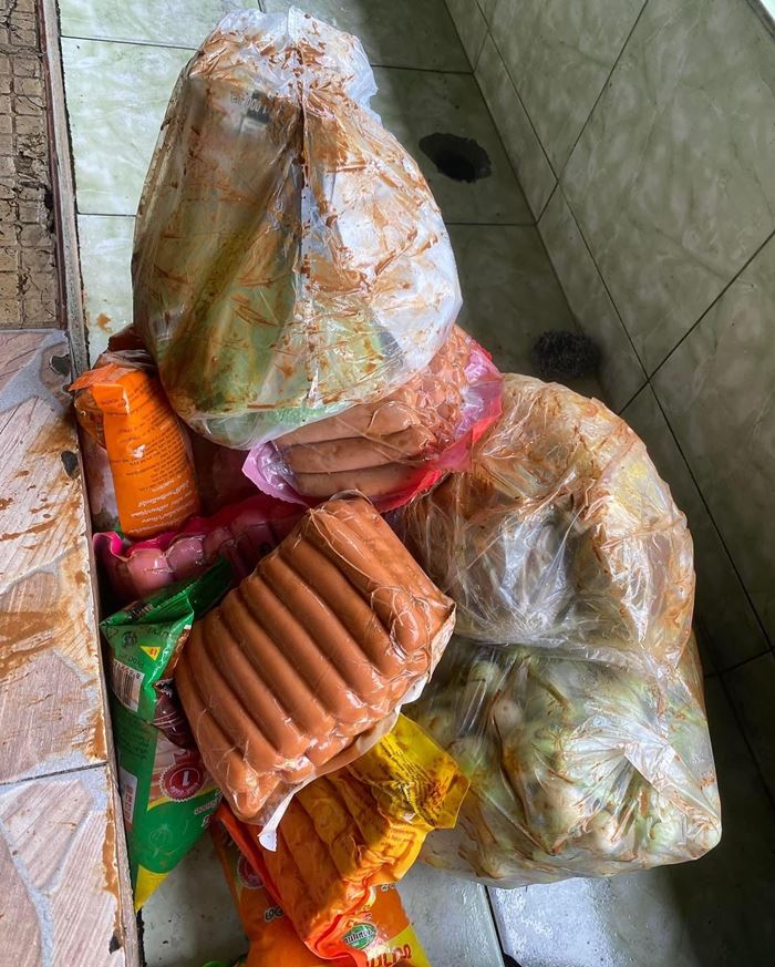 ครูซื้อเค้กให้นักเรียน