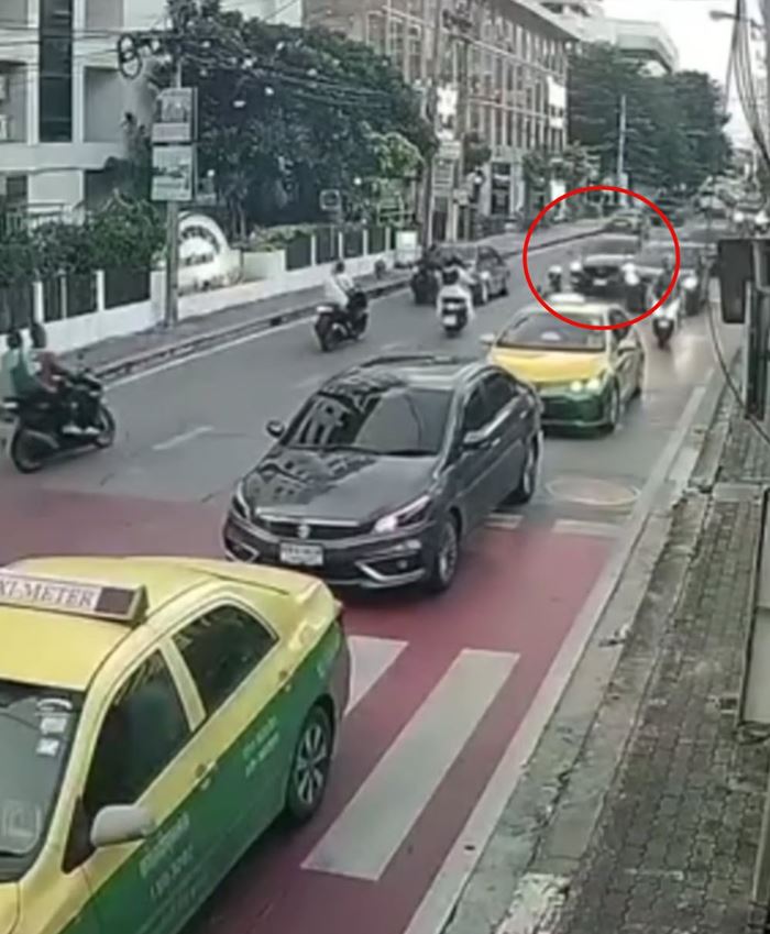 ชนสนั่นจนรถตะแคง