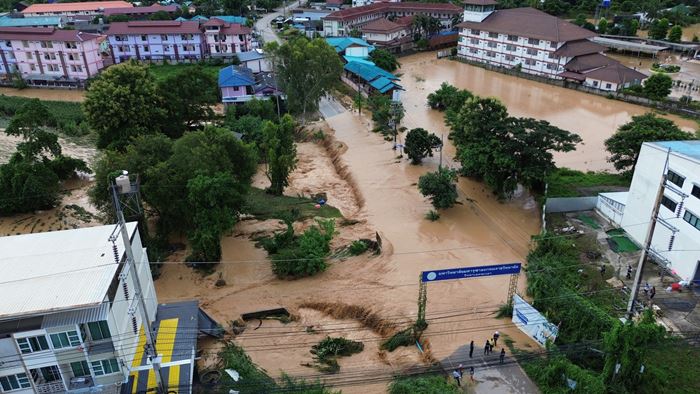 น้ำท่วมพะเยา วันนี้ นศ. หนีขึ้นที่สูง รถไหลลงลำห้วย - เช็ก 52 จังหวัด ระวังน้ำท่วมฉับพลัน