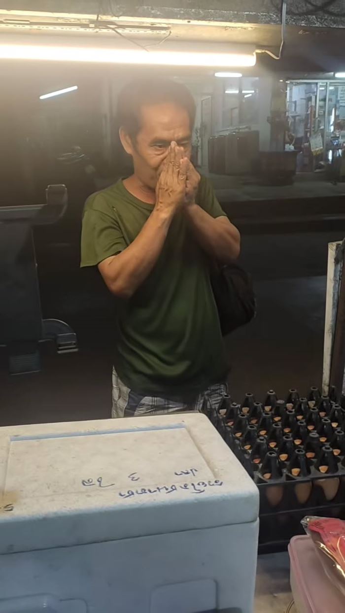 ลุงมีเงิน 8 บาท ขอซื้อข้าวเปล่า พ่อค้าไม่ขาย