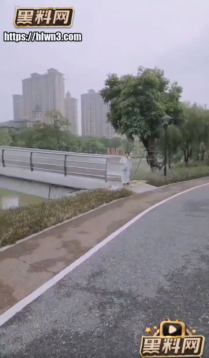 สาวทำคลิป 18+ เดินเปลือยกายในสวน พีคเจอป้าช็อตฟีล