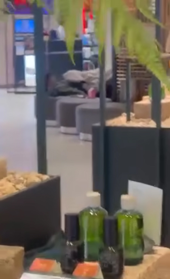 คู่รักใจกล้ากลางห้าง