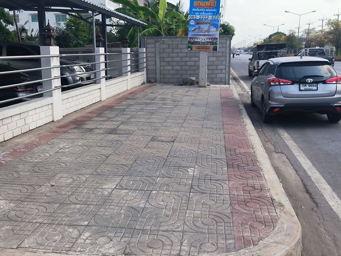 รั้วทับทางเท้า