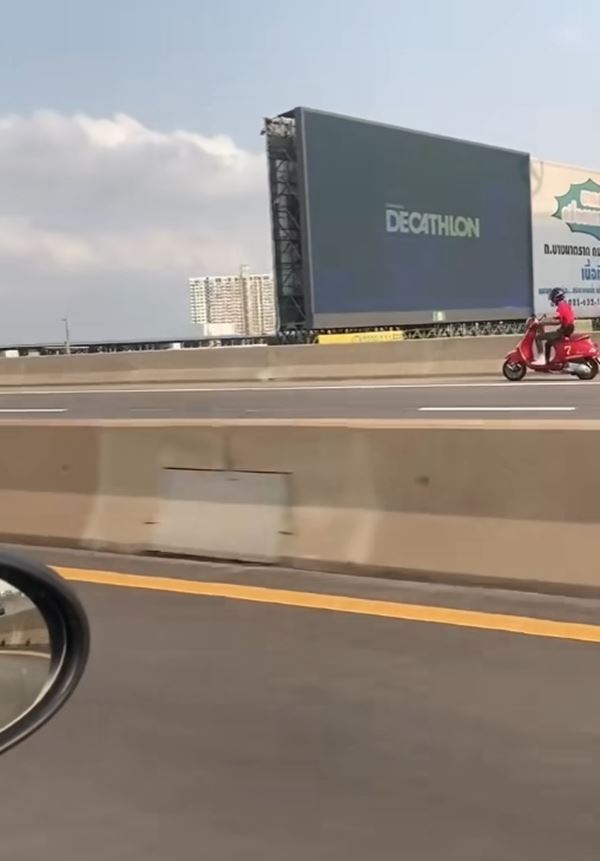 มอเตอร์ไซค์ย้อนศรบนทางด่วน