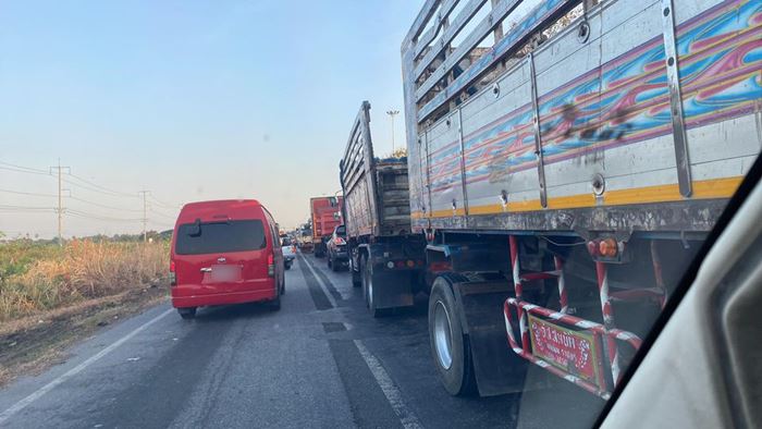 รถบรรทุกเกี่ยสะพานลอย