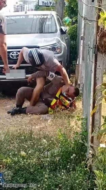 ฝรั่งทำร้ายตำรวจ