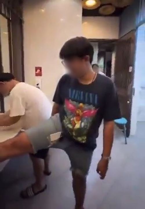 ล้างเท้าในอ่างล้างมือ