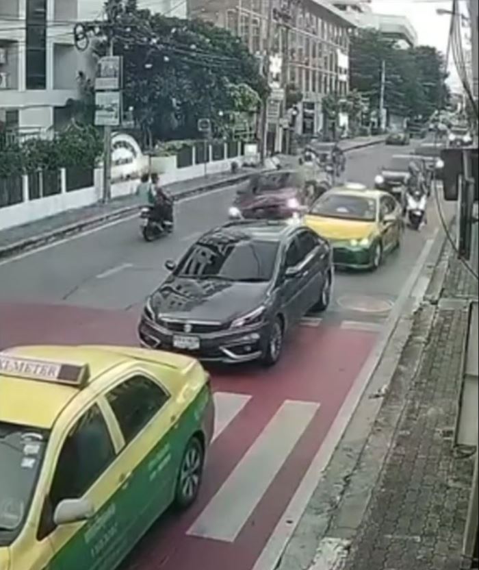 ชนสนั่นจนรถตะแคง