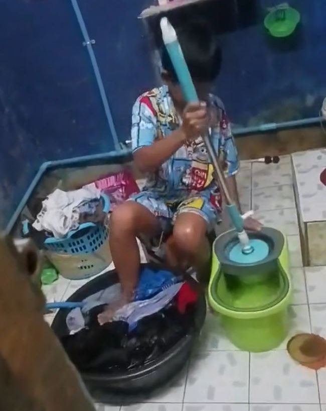 ลูกชายซักผ้าใช้ม็อบปั่นแห้ง แทนใช้มือบิดผ้า